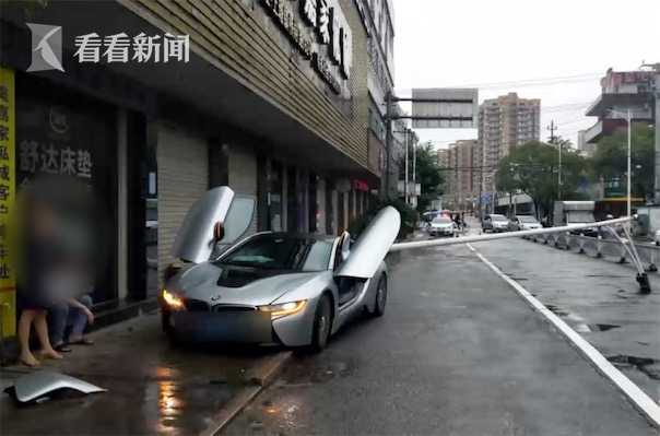 吵架出车祸!百万豪车撞路灯 夫妻俩肠子都悔青了