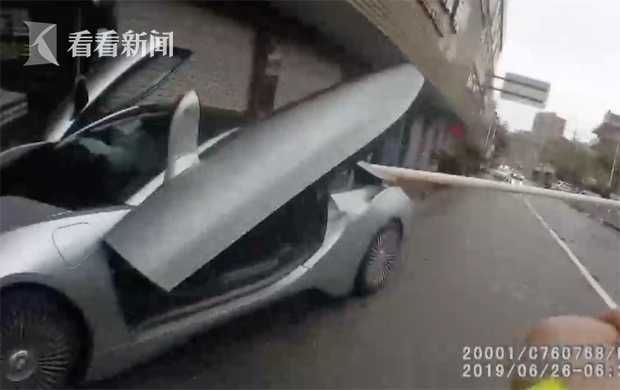 吵架出车祸!百万豪车撞路灯 夫妻俩肠子都悔青了