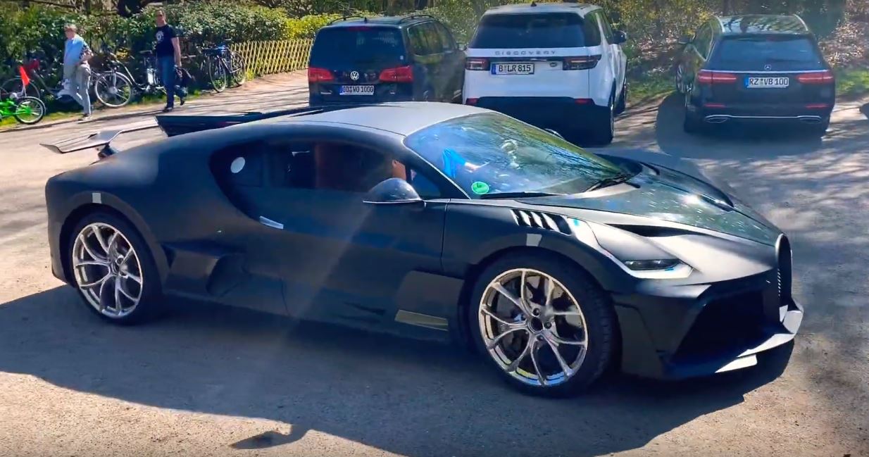 bugatti-divo-spotted-in-the-wild-w16-engine-startup-sounds-brutal_3.jpg