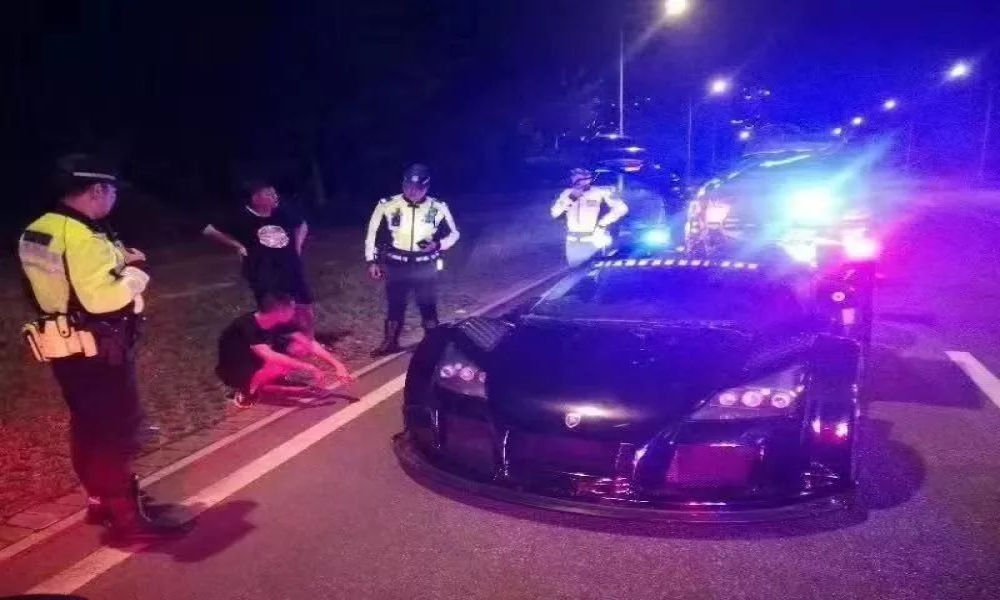 东莞两男子开千万跑车直播“弹射起步”，被粉丝举报非法飙车