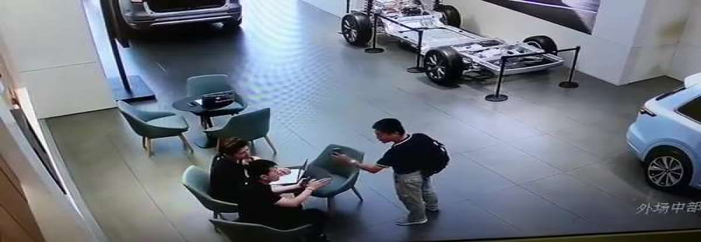 理想汽车顾客报警称被打，店内监控视频曝光