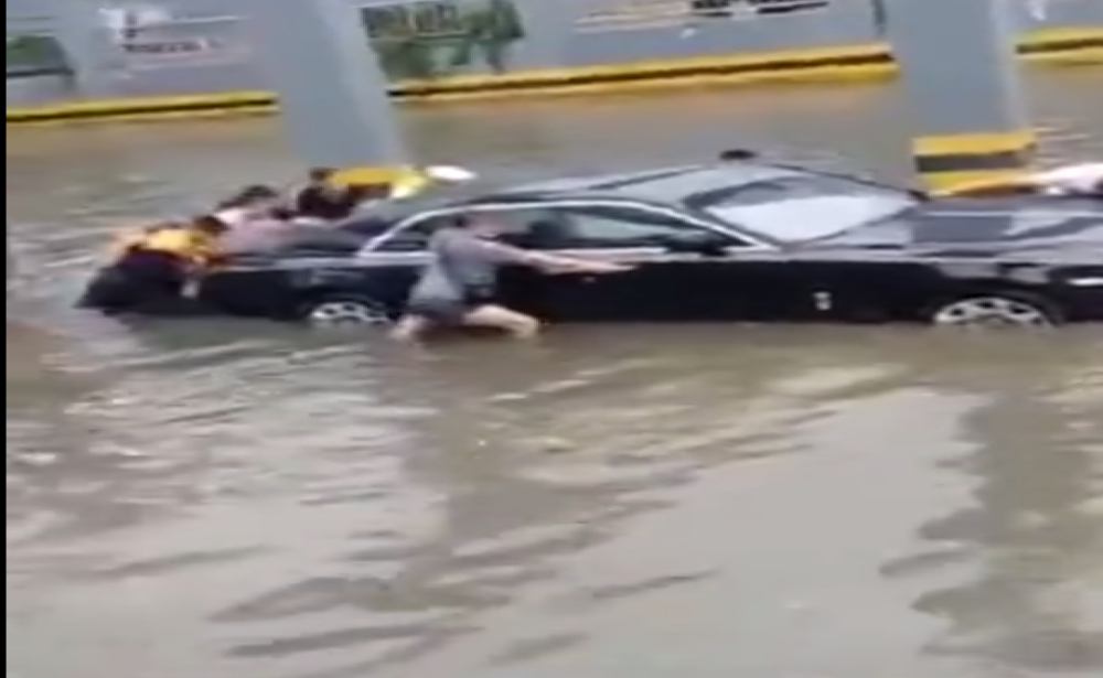 西安暴雨劳斯莱斯积水中被困，周围市民的举动亮了