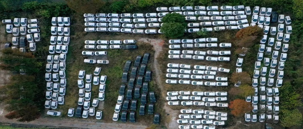 浙江空现电动共享汽车“坟场”，上千辆电车抛弃野外