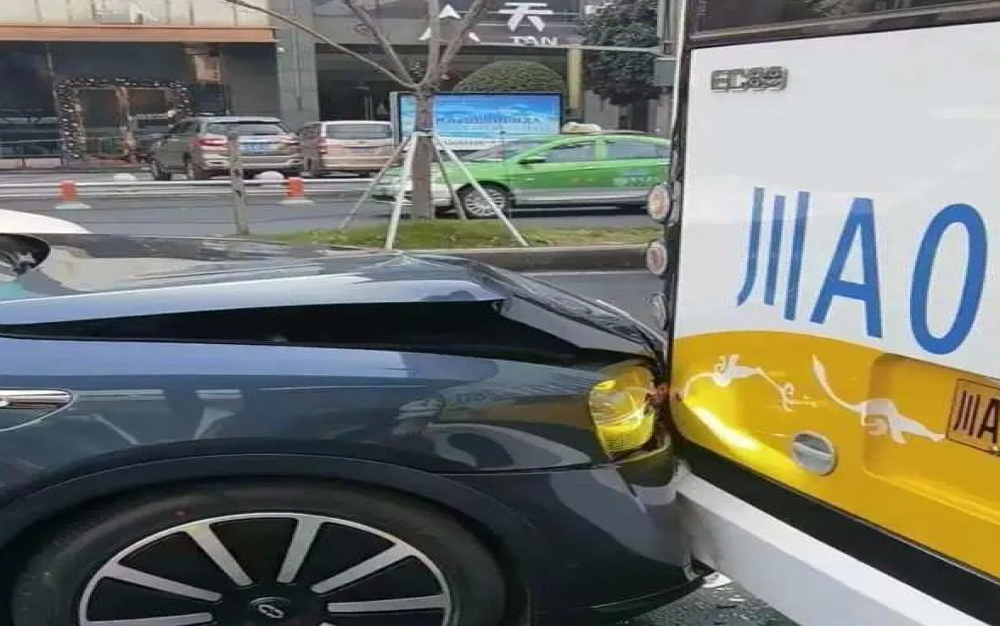 问界M9追尾公交车!官方回应