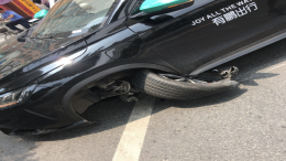 疑是小鹏汽车断轴！网友：怎么“跪”了？