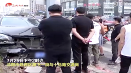200万奔驰与日产轿车相撞，没有互相指责而是相互安慰