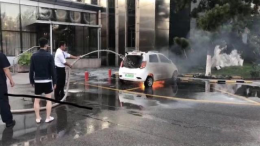 河北一新能源汽车突发自燃，酒店员工合力救火   