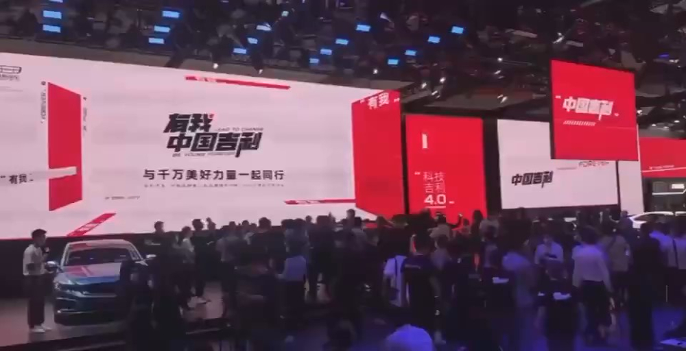 北京车展女子维权被蒙黑布抬走，涉事双方均作出回应