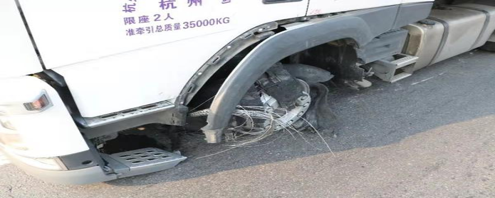 奇葩！大货车高速爆胎，奥迪车被“吓坏”故障熄火
