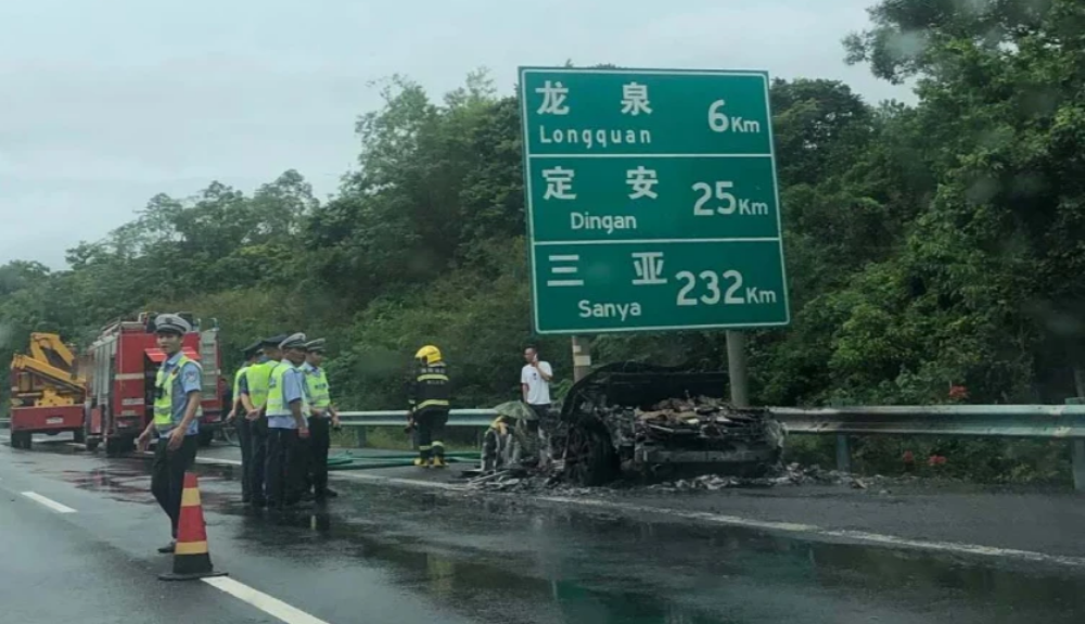 海南百万路虎冒烟起火，整车被烧成废铁