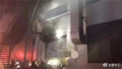 杭州修理厂内一辆特斯拉汽车突然起火 起火原因暂未明确