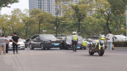 标致实线变道撞上价值600万的劳斯莱斯库里南，保险刚好今日到期