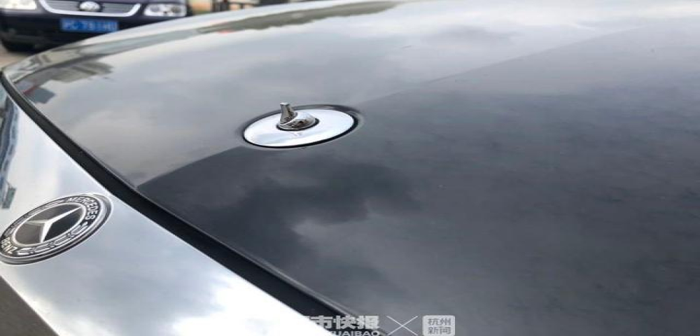 男子偷40多个奔驰车标想打银手镯，顺利喜提银色手环一对