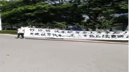 淮安女司机试驾奥迪车事后，家属到4S店堵门要求索赔