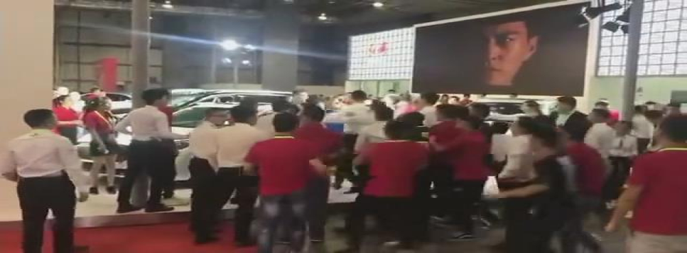 国庆车展争抢客户起冲突，两家经销商销售大打出手