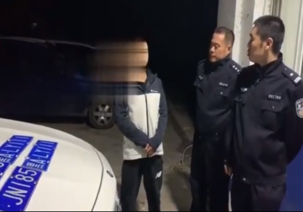伪造车牌驾驶证上路被抓，21岁大学生被拘留并处罚23000元