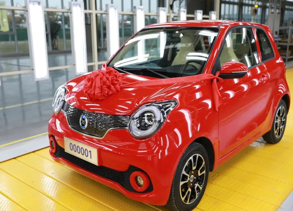 自行车也来跨界造汽车，新品牌“华晨新日”首款汽车下线