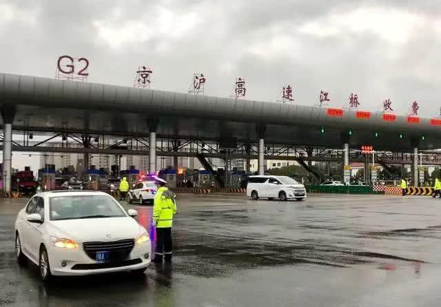 鄂A牌照总被“关照”,逼得车主在车尾贴标语,网友:求生欲太强