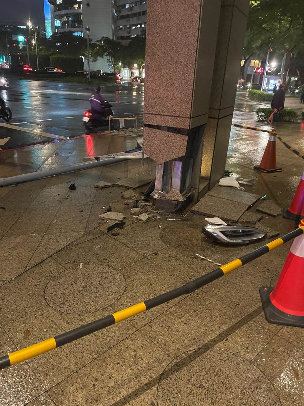 大樓樑柱被撞毀損。(民眾提供)