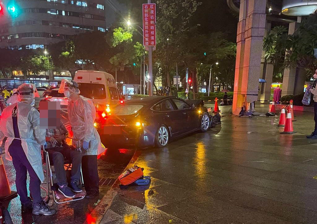 特斯拉暴衝自撞大樓樑柱,波及2名路人,連同駕駛3人送醫,並無生命危險。(民眾提供)