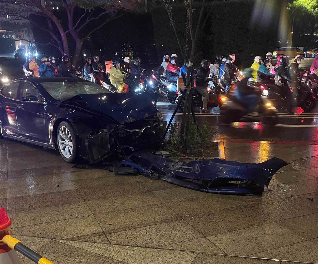 特斯拉自撞後車頭毀損。(民眾提供)